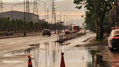 下班時間強降雨 高雄小港沿海路積水 騎士驚險通行