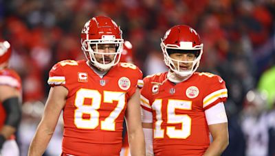 LOOK: Morgan Wallen takes stage at Arrowhead Stadium in No. 7 jersey with Chiefs stars