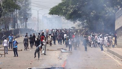 Manifestantes universitarios en Bangladesh intentan colocar "bloqueo total" en capital de Bangladesh