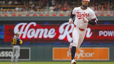 Rhys Hoskins' go-ahead homer in 8th lifts Brewers over Twins, 8-7