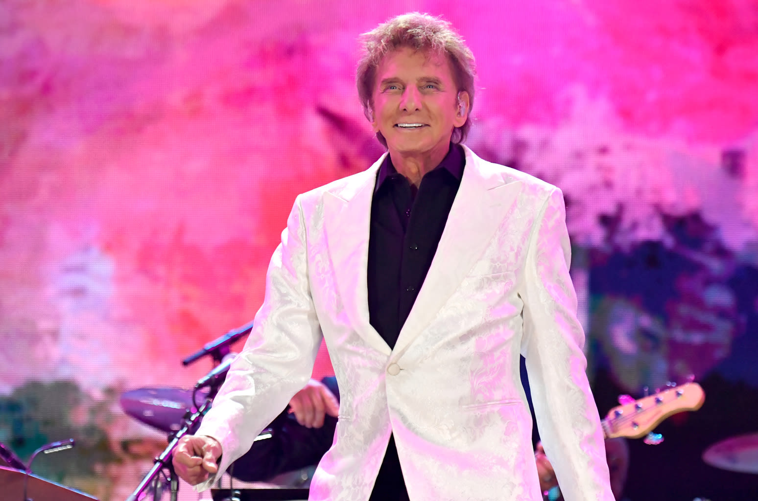 Barry Manilow Back On Stage After Cancelling London Palladium Farewell Show at Last Minute Under ‘Doctor’s Orders’