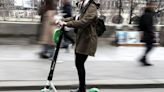 París: un hombre murió embestido por un camión mientras manejaba un monopatín eléctrico