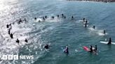 Mexico: Surfers pay tribute to tourists found dead