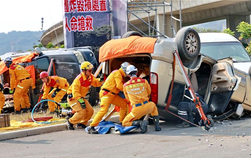 南投民安10號演習 因戰爭鳥嘴潭遭轟炸展開搶救