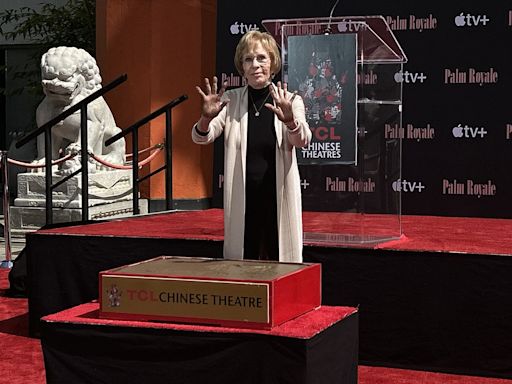 Carol Burnett inmortaliza sus huellas en el Paseo de la Fama de Hollywood