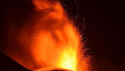 Italia, en alerta por la intensa actividad de los volcanes Estrómboli y Etna: erupciones, lava y cenizas