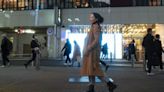 Por qué Harvard recomienda caminar de noche después de cenar para vivir más años