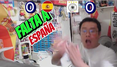 Atiende su bazar mientras juega España y sus reacciones son lo más viral: no tiene desperdicio