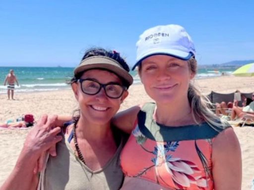 Vitória Frate exibe barrigão de 40 semanas de gravidez em dia de praia com a ex-sogra Lucélia Santos
