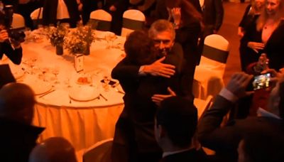 Perlitas de la cena de la Fundación Libertad: el abrazo entre Milei y Macri y la imitación a Melconián por los “fideos con tuco”