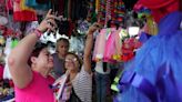 Sombreros ‘locos’, disfraces y medias de colores: lo que más se vende en Guayaquil para festejos del Día del Niño en escuelas