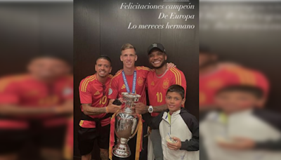 Uno más en los festejos: Junior Fernandes celebra el título de España en la Eurocopa - La Tercera