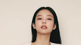 Jennie 驚喜現身 Maison Kitsune 最新系列廣告！大家知道她有多愛這隻「法國小狐狸」嗎？