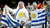 Hinchas uruguayos armaron fiesta antes del partido ante Colombia en hotel de concentración