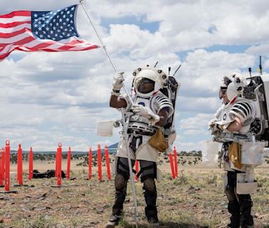 NASA astronauts practice 'moonwalking' in the Arizona desert (photos)