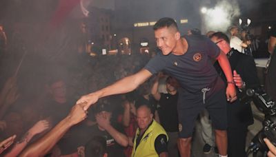 Con bengalas y banderas chilenas: Alexis Sánchez es recibido como ídolo por los hinchas del Udinese - La Tercera