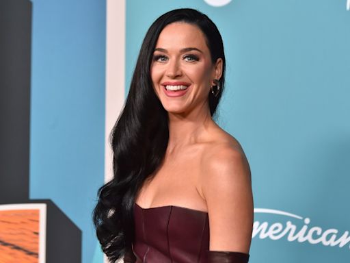 Katy Perry sorprende al aparecer en un club de Barcelona; repartió tragos y bailó la “Macarena” - El Diario NY