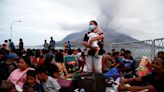 Las erupciones del volcán en Indonesia obligan a miles de personas a evacuar mientras las aerolíneas cancelan vuelos