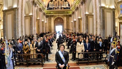 Milei, en la Catedral por el 25 de Mayo: ignoró a Posse, caminata del brazo de Villarruel, abrazo con Pettovello y una inesperada selfie