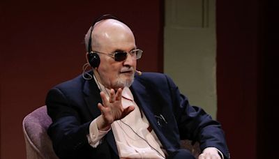 Salman Rushdie: “Vivimos en el mundo de la mentira y cuanto más poderoso es un líder, más grande es la mentira”