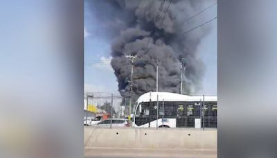 Fuerte incendio consume fábrica de plásticos en Ecatepec