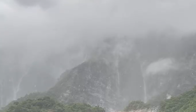 快訊/大雨侵襲！台鐵「崇德—和仁」遭土石流掩埋 雙線暫停行駛