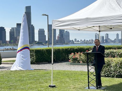 Petro inaugura en el jardín de la ONU un monumento dedicado a la paz en Colombia