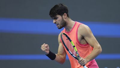 Alcaraz tira de épica ante su 'archienemigo' Sinner e iguala un registro de Rafa Nadal en el China Open