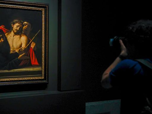Así ha sido el montaje del ‘Ecce Homo’ en el Museo del Prado: la obra de Caravaggio ya se puede visitar en Madrid