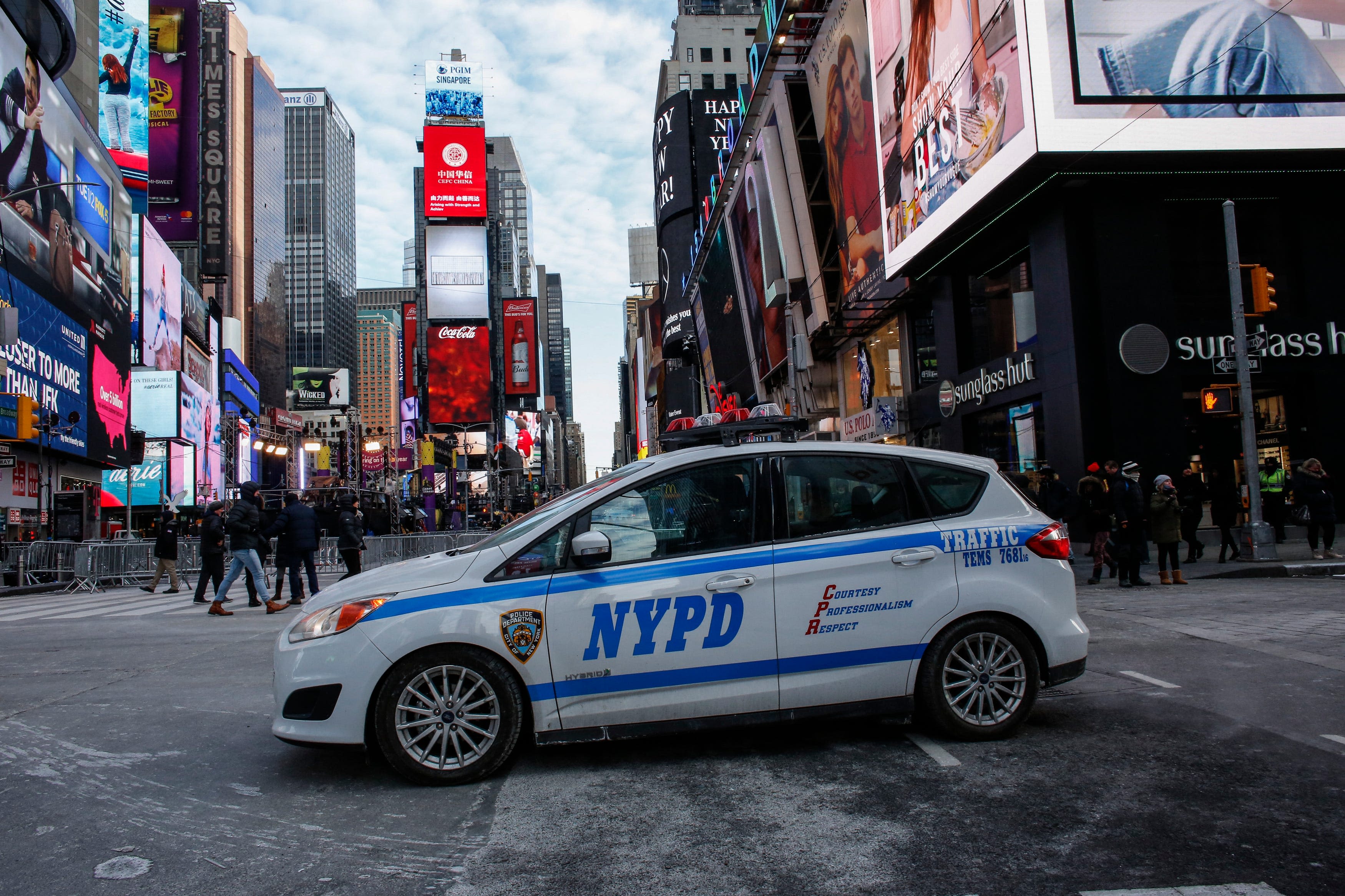 Machete attack in NYC's Times Square leaves man seriously injured; police say 3 in custody