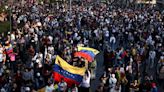 “Papelito por papelito”: oposición venezolana llama a regresar a los centros de votación para acompañar a testigos durante el escrutinio - La Tercera