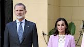 La reina Letizia recicla en Gandía su top canario para transformar su traje rosa más moderno