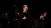 Adele dice que "nunca ha estado más nerviosa" al comenzar los espectáculos retrasados en Las Vegas