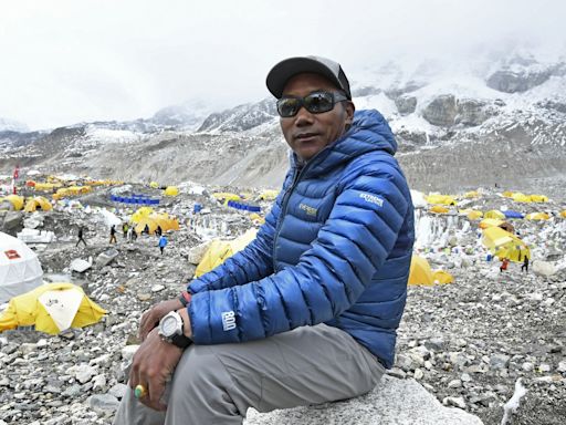 Alpinista do Nepal escala o Monte Everest pela 30ª vez e quebra seu próprio recorde