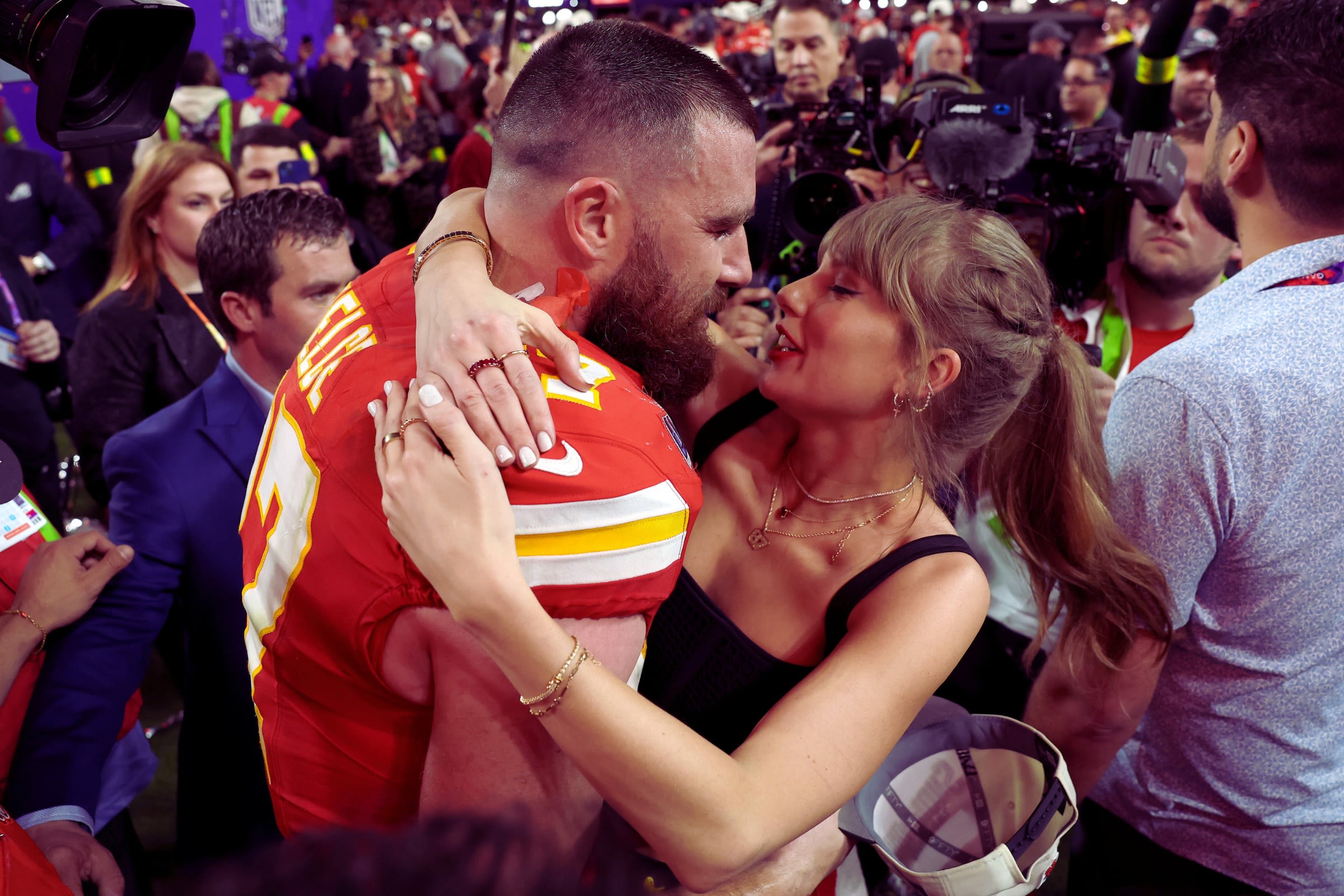 Taylor Swift's "little move" when seeing Travis Kelce goes viral