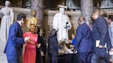 Una mujer afroamericana llega a la sala de estatuas del Capitolio de EE.UU.