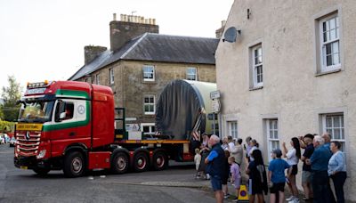 WATCH: Cheering crowds and tight squeeze as Simon Howie wind turbine arrives in Dunning