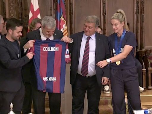 La incredulidad de Alexia Putellas cuando Jaume Collboni le arranca de las manos la camiseta del Barça