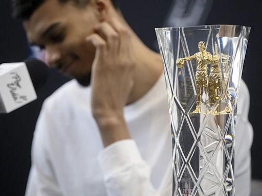 Spurs present Victor Wembanyama with Rookie of the Year trophy at San Antonio College planetarium