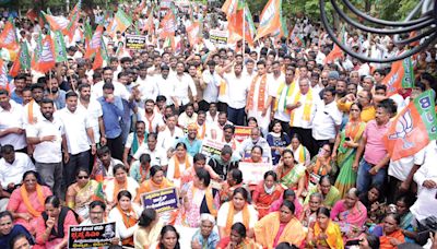 Pro and anti-protests over scam in MUDA: High drama as BJP, Congress workers agitate in city - Star of Mysore