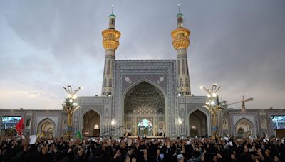 Irán entierra al presidente Raisí tras tres días de funerales