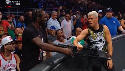 Terence Crawford Helps Cody Rhodes Beat Up Grayson Waller, Austin Theory On WWE SmackDown