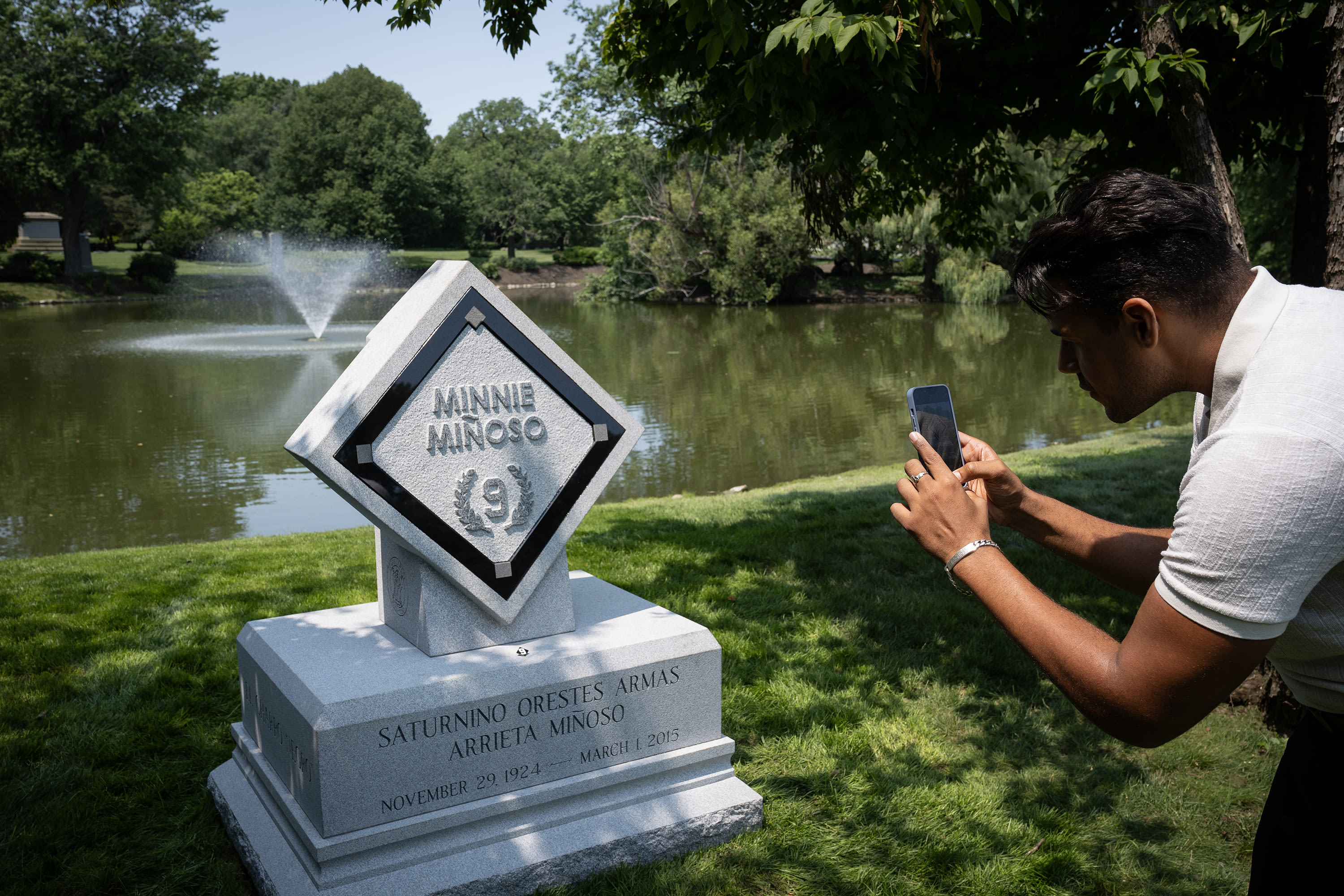 New monument for White Sox great Minnie Miñoso unveiled at Chicago’s Graceland Cemetery