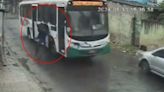 Ônibus atinge e quase atropela entregador de aplicativo; veja vídeo