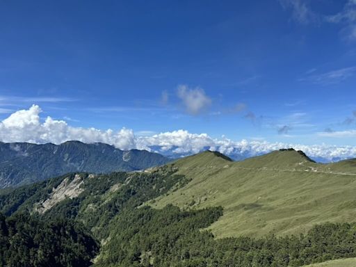 合歡山夏季湛藍晴空翠綠山景 來訪注意天氣路況