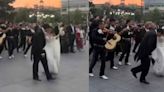 VIDEO: Novios sacan los prohibidos y arman tremenda fiesta con mariachi en el centro de Chihuahua