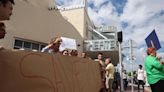 ‘Más vale que nos escuchen’. Manifestantes critican que le quiten el Tower Theater al MDC