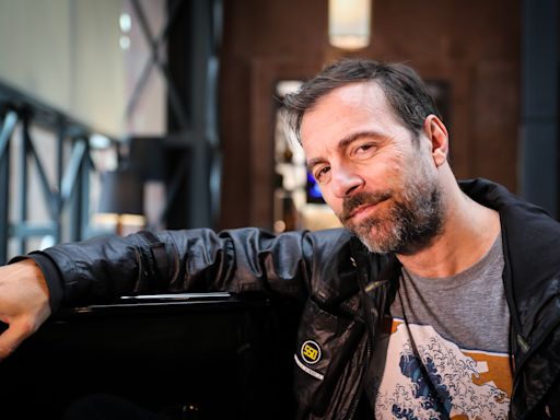 El cantante argentino-estadounidense Kevin Johansen cumple 60 años