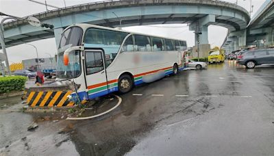 快訊／司機身體不適 遊覽車五股自撞分隔島車頭稀巴爛