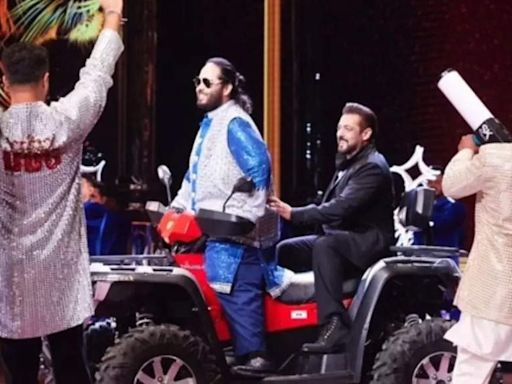 Salman Khan makes a grand entry with Anant Ambani for the sangeet ceremony; grooves to the iconic 'O Oh Jaane Jaana' song - Watch | Hindi Movie News - Times of India